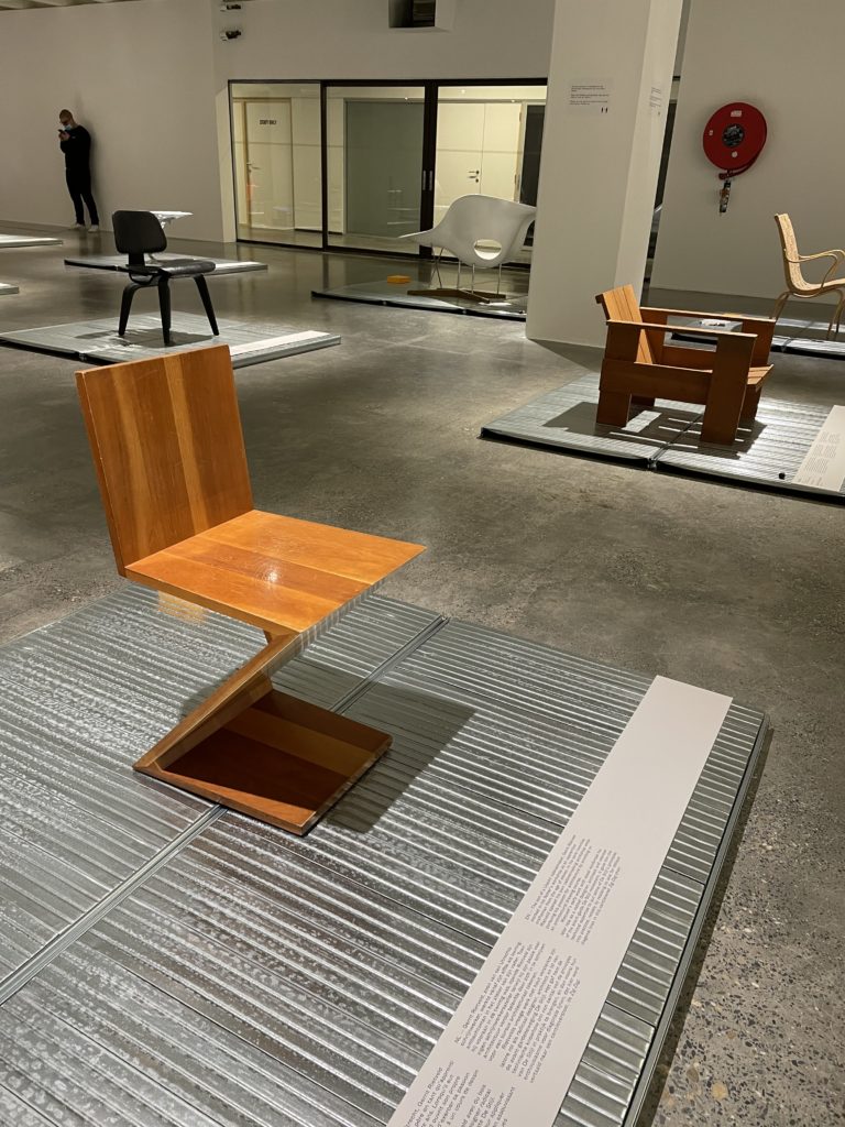Exposition Chaise. Defining Design - Design Museum Brussels - [MXV].be
